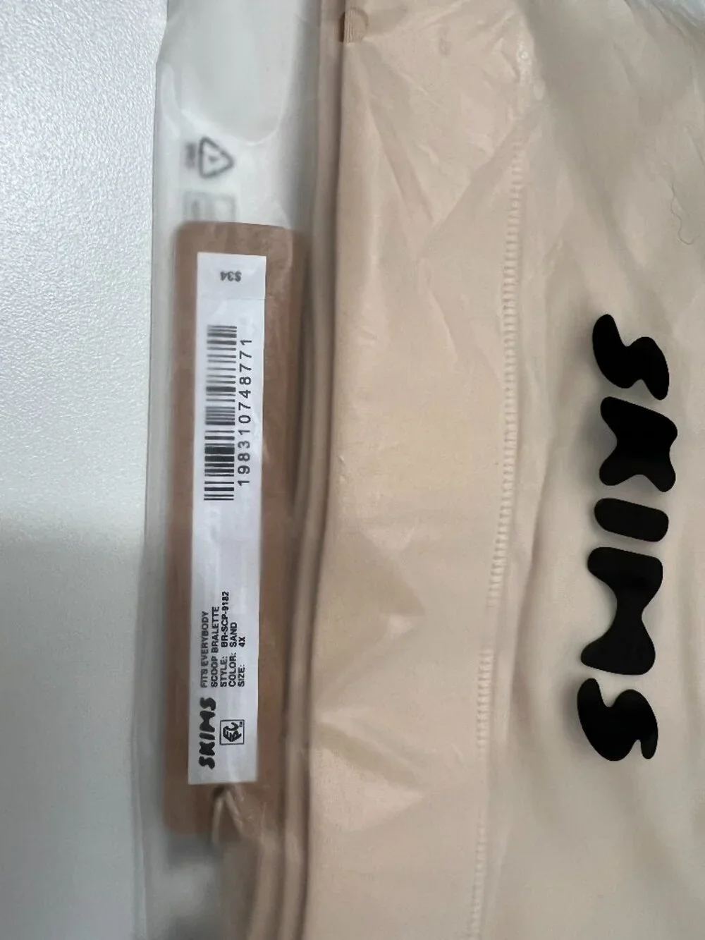 SKIMS Scoop Bralette in Sand 4X - Picture 3 of 5